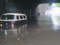 Ayer resultaron varados 14 autos en Guadalajara y al menos tres en Zapopan. Intentaron cruzar túneles o avenidas inundadas. ESPECIAL /