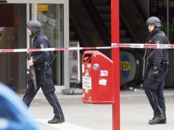 Además del fallecimiento de una persona, otras seis resultaron heridas, algunas gravemente en el atentado registrado este viernes. EFE / M. Roeer