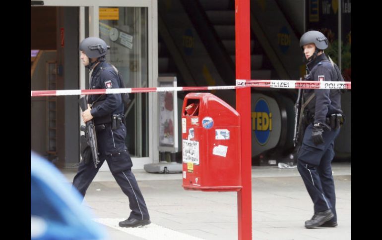 Además del fallecimiento de una persona, otras seis resultaron heridas, algunas gravemente en el atentado registrado este viernes. EFE / M. Roeer