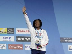 La estadounidense Simone Manuel se colgó la medalla de oro ayer en la prueba de los 100 metros estilo libre. AP / M. Sohn