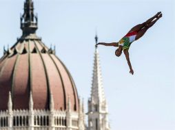 Con el espectacular edificio del parlamento como fondo, Jiménez accedió al podio gracias a un complicado último salto. EFE / Z. Szigetvary