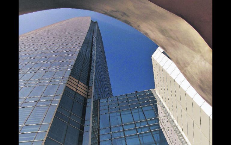 La Gran Torre Santiago desde su escultura emblema. EL INFORMADOR / P. Somellera