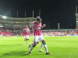 El de la quiniela. Jesús Isijara inauguró el marcador anoche en el Estadio Victoria. MEXSPORT /