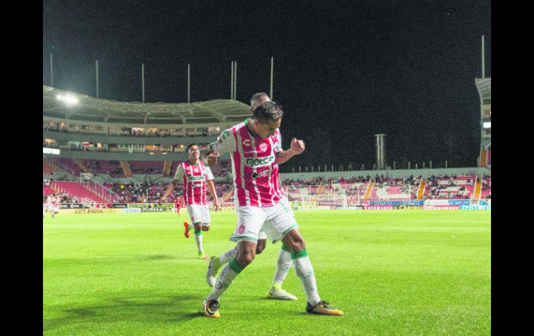 El de la quiniela. Jesús Isijara inauguró el marcador anoche en el Estadio Victoria. MEXSPORT /