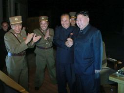 Imagen cedida por la agencia KCNA que muestra a Kim Jong-un supervisando el lanzamiento del misil balístico intercontinental. EFE / KCNA