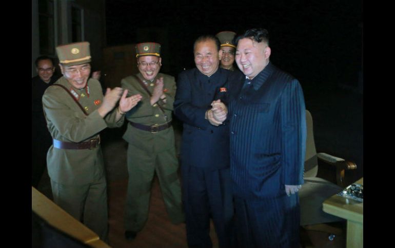 Imagen cedida por la agencia KCNA que muestra a Kim Jong-un supervisando el lanzamiento del misil balístico intercontinental. EFE / KCNA