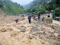 El fenómeno tocó tierra en la costa noreste de Taiwán el sábado por la noche con vientos máximos sostenidos de 137 kilómetros por hora. EFE / D. Go