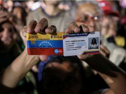 Chavistas celebran en la plaza Bolívar. Entre los elegidos figuran Diosdado Cabello, Cilia Flores, Delcy Rodríguez e Iris Varela. EFE / M. Gutiérrez