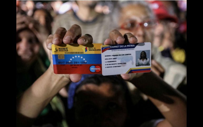 Chavistas celebran en la plaza Bolívar. Entre los elegidos figuran Diosdado Cabello, Cilia Flores, Delcy Rodríguez e Iris Varela. EFE / M. Gutiérrez