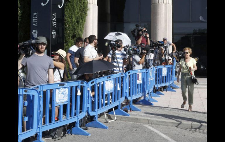 Medios de comunicación esperan a Cristiano Ronaldo a las afueras del Juzgado de Instrucción número 1 de Pozuelo de Alarcón. EFE / P. Campos