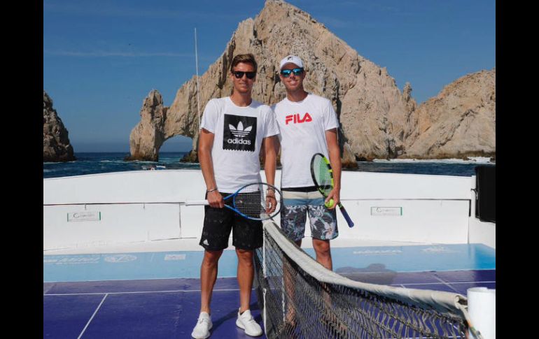 Con el arco del puerto turístico al fondo, el checo y el estadounidense disfrutaron de unos minutos ante los medios. TWITTER / @AbiertoLosCabos