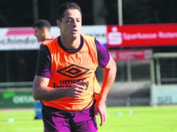 Javier Hernández. El atacante asegura que no pasa nada si tiene que elegir otro número para su dorsal. ESPECIAL / whufc.com