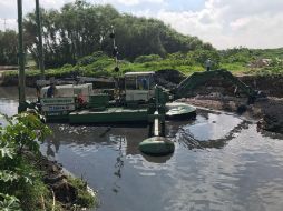 El dragado y desazolve de la presa ‘El Guayabo’ se realizan con una maquinaria especial (draga anfibia). TWITTER / @AlbertoUribeC