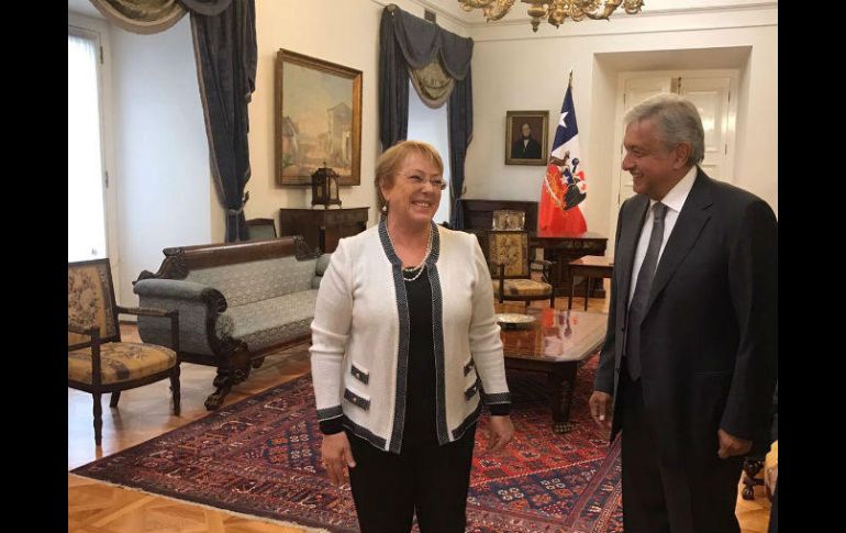 Michelle Bachelet y el líder nacional de Morena sostuvieron la reunión en el Salón de Audiencias del Palacio de La Moneda. TWITTER / @lopezobrador_