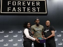 Bolt, junto a sus padres, en una conferencia de prensa en Londres. AFP / A. Dennis