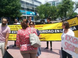 Cerca de 40 vecinos de la colonia Americana se manifestaron este miércoles en el camellón de Chapultepec. EL INFORMADOR /