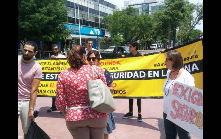 Cerca de 40 vecinos de la colonia Americana se manifestaron este miércoles en el camellón de Chapultepec. EL INFORMADOR /