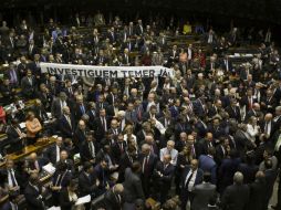 La sesión comenzó en la mañana con un grupo de 30 legisladores de la oposición que entraron a la cámara baja con carteles. EFE / J. Alves