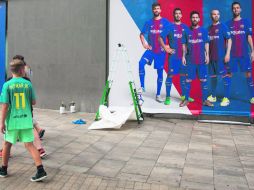 Horas después de que Neymar anunciara su salida del club, el Barcelona se dispuso a quitar su imagen de la publicidad del equipo. AFP /