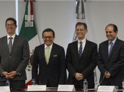 El subsecretario de Comercio Exterior, Juan Carlos Becker, el titular de la SE, Ildefonso Guajardo, Kenneth Smith y Salvador Behar. EFE / S. Gutiérrez