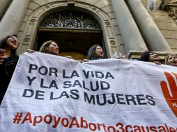 La iniciativa permitiría la interrupción del embarazo si está en peligro la vida de la madre, el feto es inviable o existió violación. AP / E. Felix