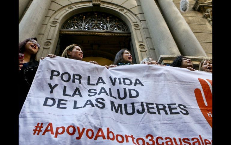 La iniciativa permitiría la interrupción del embarazo si está en peligro la vida de la madre, el feto es inviable o existió violación. AP / E. Felix