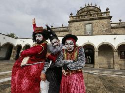 Elenco de la puesta en escena 'La estirpe de los titanes: un convite de circo o lo que sea', posando en el Cabañas. EL INFORMADOR / G. Gallo