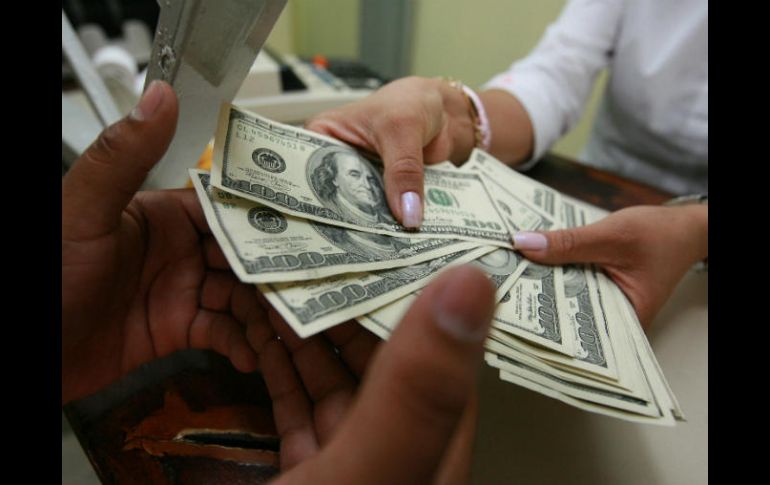 Se espera que el peso se ubique entre 17.75 y 17.90 pesos por dólar en cotizaciones interbancarias a la venta. EL INFORMADOR / ARCHIVO