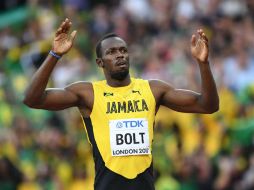 Al final de la carrera, Gatlin se arrodilló para rendir homenaje a Bolt. AFP / K. Kudryavtsev