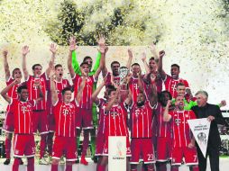 Los jugadores del Bayern de Munich celebran después de ganar la Supercopa de Alemania ante el Borussia Dortmund. AFP /