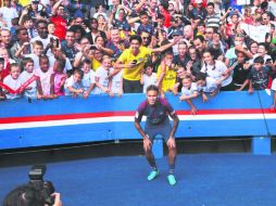 Exhibición. Neymar posa para una fotografía durante su presentación a los aficionados en el Parque de los Príncipes. AFP /