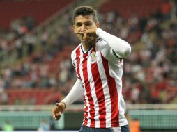 Ángel Zaldívar, de Chivas, celebra su anotación contra Necaxa. EFE / U. Ruiz