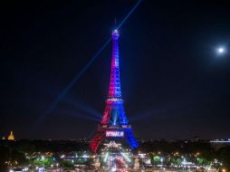 Anoche la Torre Eiffel estaba iluminada de forma extraordinaria con los colores del club de futbol Paris Saint-Germain. EFE / C. Petit