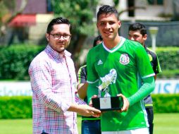 De la Rosa es premiado como goleador del torneo. TWITTER / @FMF