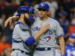 Russel Martin (I) consuela a Osuna (D) al final del partido. AFP / B. Levey