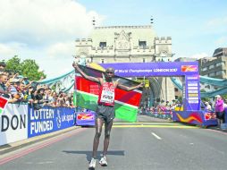 Quinto maratón para Kenia en mundiales. Geoffrey Kirui celebra su conquista en los Mundiales de Londres. AP /