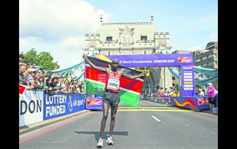 Quinto maratón para Kenia en mundiales. Geoffrey Kirui celebra su conquista en los Mundiales de Londres. AP /