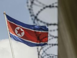 Imagen que muestra la bandera de Corea del Norte mientras ondea en la embajada del país en Kuala Lumpur. EFE / F. Ismail