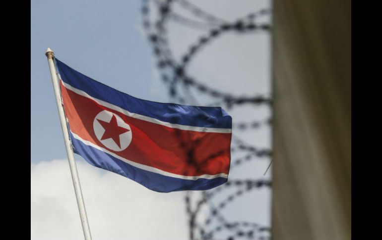 Imagen que muestra la bandera de Corea del Norte mientras ondea en la embajada del país en Kuala Lumpur. EFE / F. Ismail