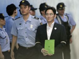 Lee Jae-yong (dcha), heredero del grupo Samsung, asiste a la última sesión su juicio por soborno. EFE / K. Min-Hee