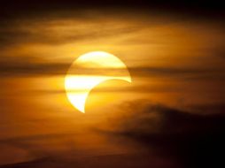 Mirar un eclipse solar sin protección puede causar lesiones oculares como conjuntivitis o queratitis punteada. AP / ARCHIVO