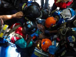 Un manifestante herido es atendido por personal de emergencia tras una marcha. EFE / M. Gutiérrez