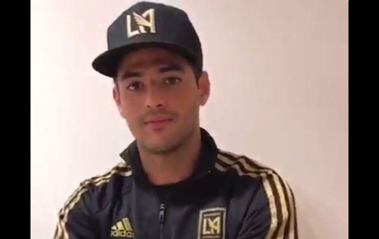 Mediante su cuenta de Twitter, Vela confirmó su traspaso al equipo de Los Ángeles. TWITTER / @11carlosV