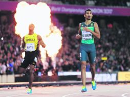 Wayde Van Niekerk (d) buscará hoy también consagrarse en los 200 metros planos y lograr un doblete poco común en el atletismo. AP / D. Phillip