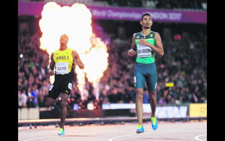 Wayde Van Niekerk (d) buscará hoy también consagrarse en los 200 metros planos y lograr un doblete poco común en el atletismo. AP / D. Phillip