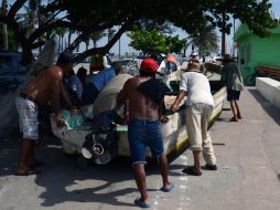 Pescadores de la región costera de Veracruz sacan sus lanchas del mar como medida de prevención. SUN /