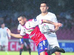 Da el triunfo. Andrés Andrade (derecha) anotó el segundo gol del León ante Veracruz. ESPECIAL / COPAMX