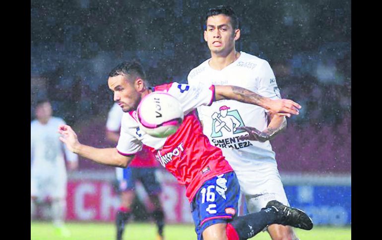 Da el triunfo. Andrés Andrade (derecha) anotó el segundo gol del León ante Veracruz. ESPECIAL / COPAMX