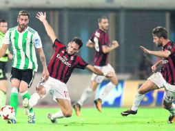 Participación. Víctor Camarasa controla el balón en el duelo frente al Milan. ESPECIAL / REALBETISBALOMPIE