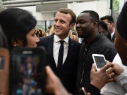 Macron pide a sus ministros, que oficialmente están de vacaciones, que no se alejen demasiado de la capital francesa. AFP / P. López